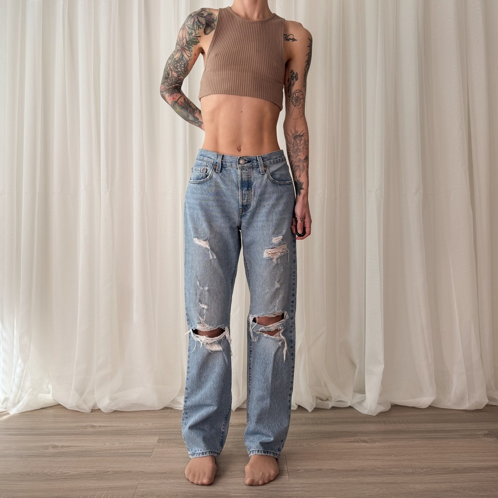 Levi's 501 Distressed Jeans High Waisted Straight Leg Vintage Wash Denim W26 L32 - Picture 4 of 7